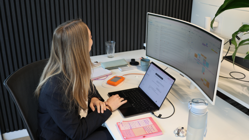 Vrouw werkend achter computer op kantoor aan campagnes voor adverteren & leadgeneratie bij Growth Partners Rotterdam