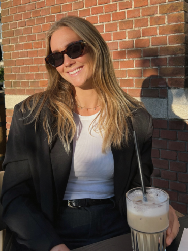 Maxime glimlachend met zonnebril en iced coffee