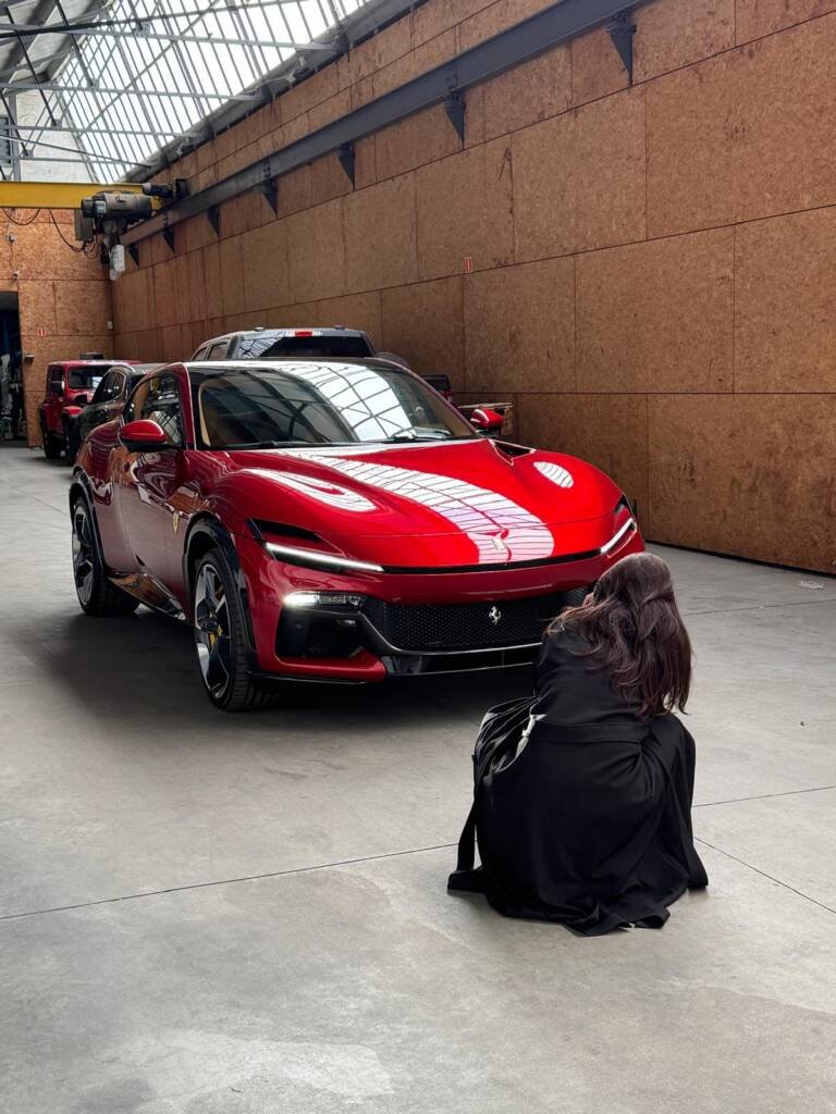 Vrouw maakt foto van een Ferrari