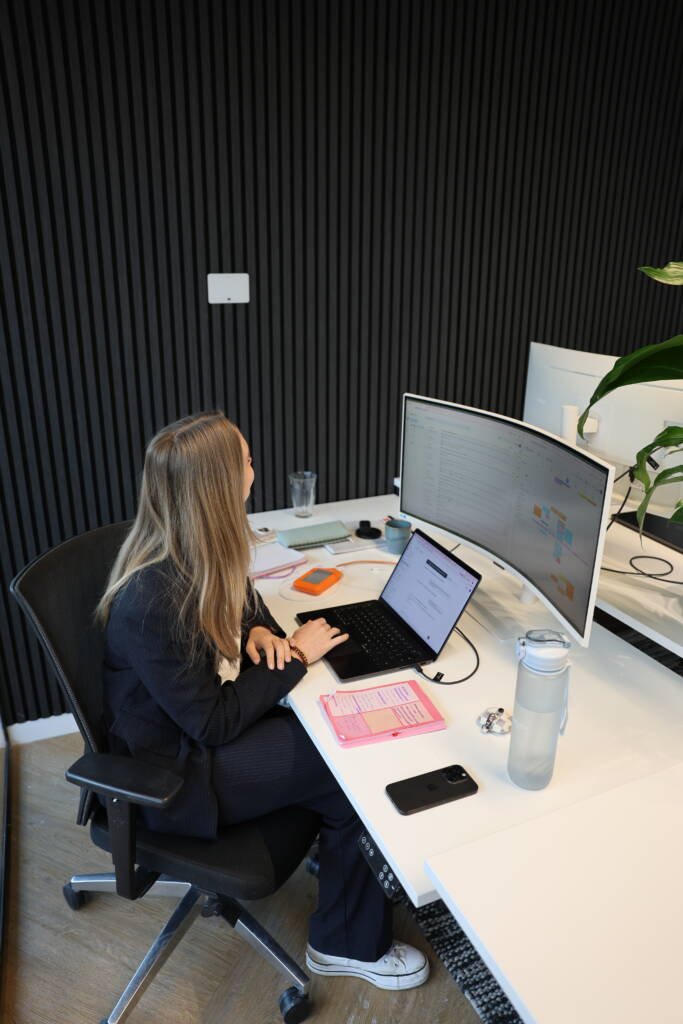 Vrouw werkend achter computer op kantoor