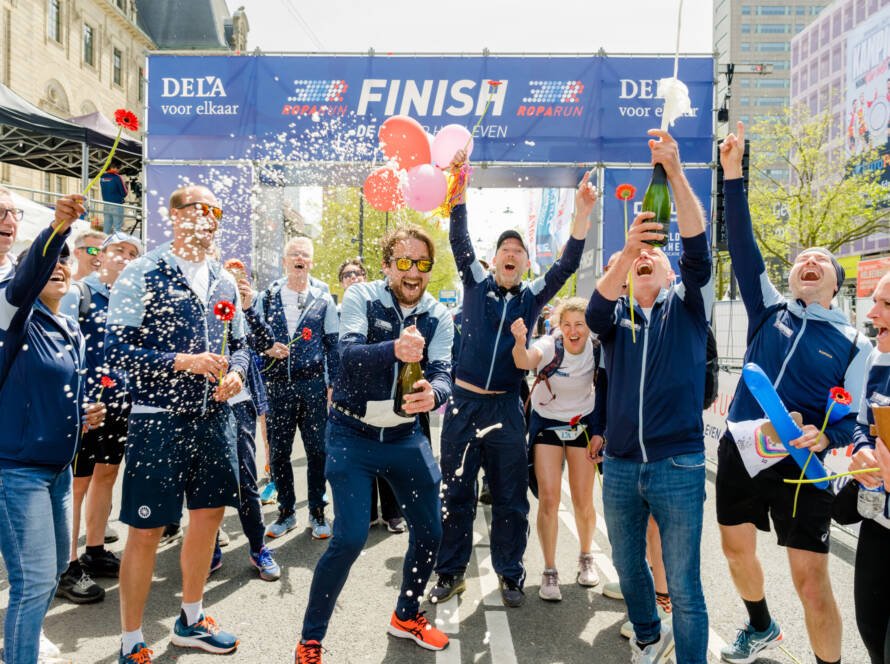 Mensen vrolijk na voltooien loop van Stichting Roparun