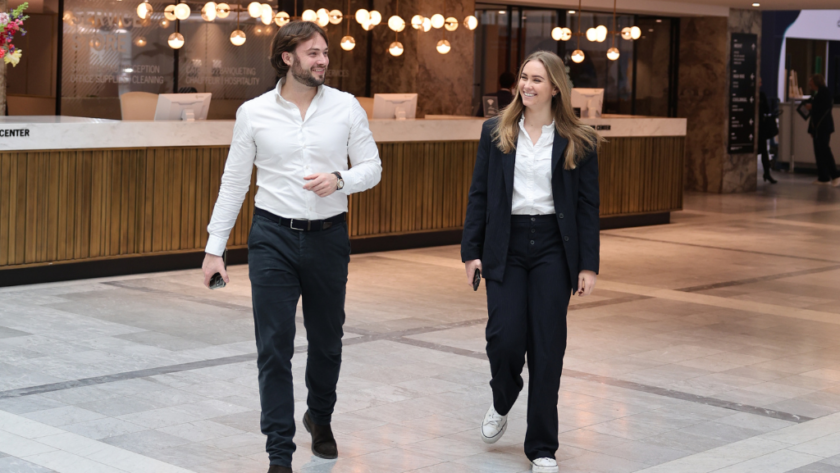 Man en voruw hebben het over Consent Mode v2 update