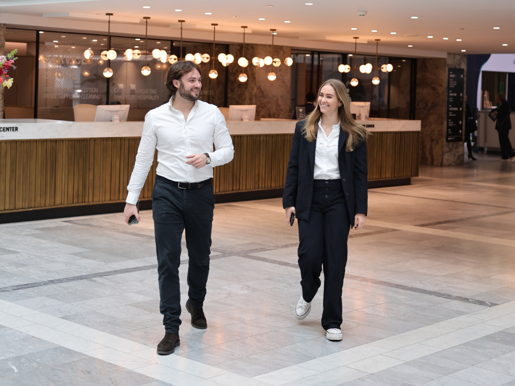 Man en voruw hebben het over Consent Mode v2 update