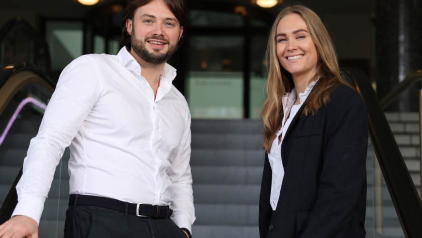 Man en vrouw over AI-gedreven marketingstrategieën