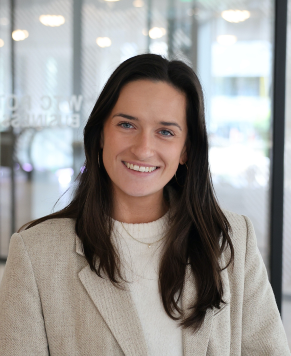 Iris Barnhoorn lachend in het midden van het raster