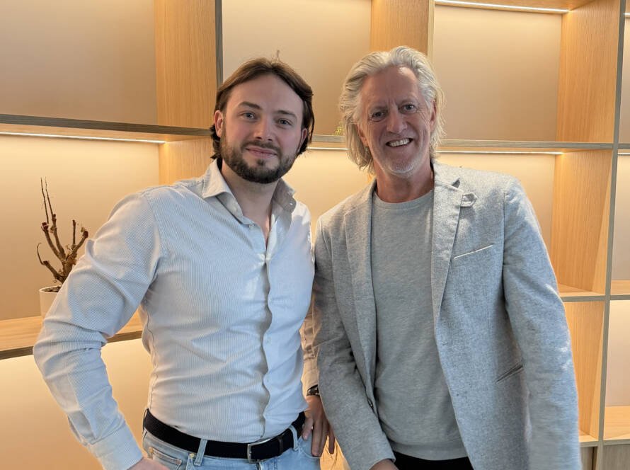 Twee professionals in een moderne kantoorruimte, gericht op leadgeneratie voor kantoorruimte en zakelijke groei.