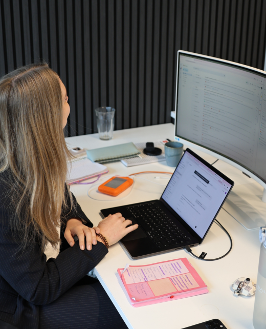 Vrouw werkend achter computer op kantoor aan campagnes voor adverteren & leadgeneratie bij Growth Partners Rotterdam