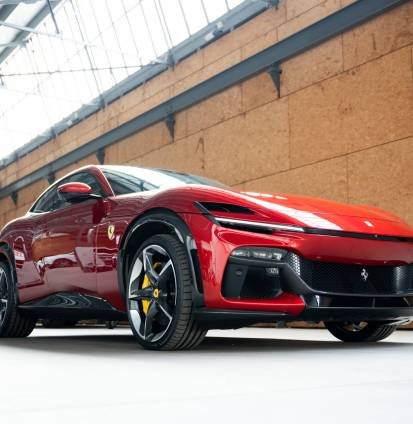 Rode Ferrari in overdekte loods
